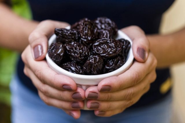 Lý do phụ nữ mãn kinh nên ăn mận khô thường xuyên hơn